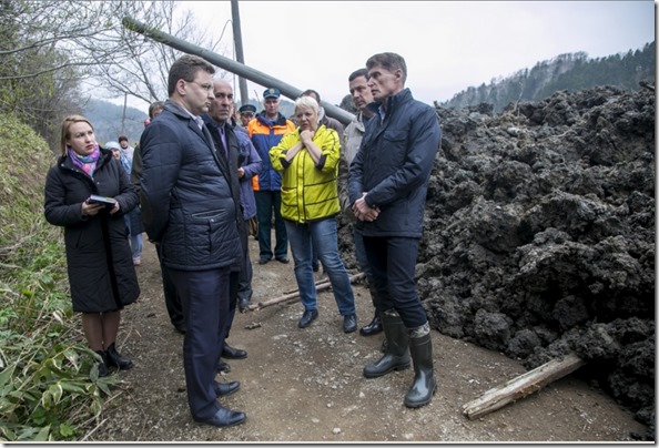 Governor Kozhemyako (right) inspects coalmudslide